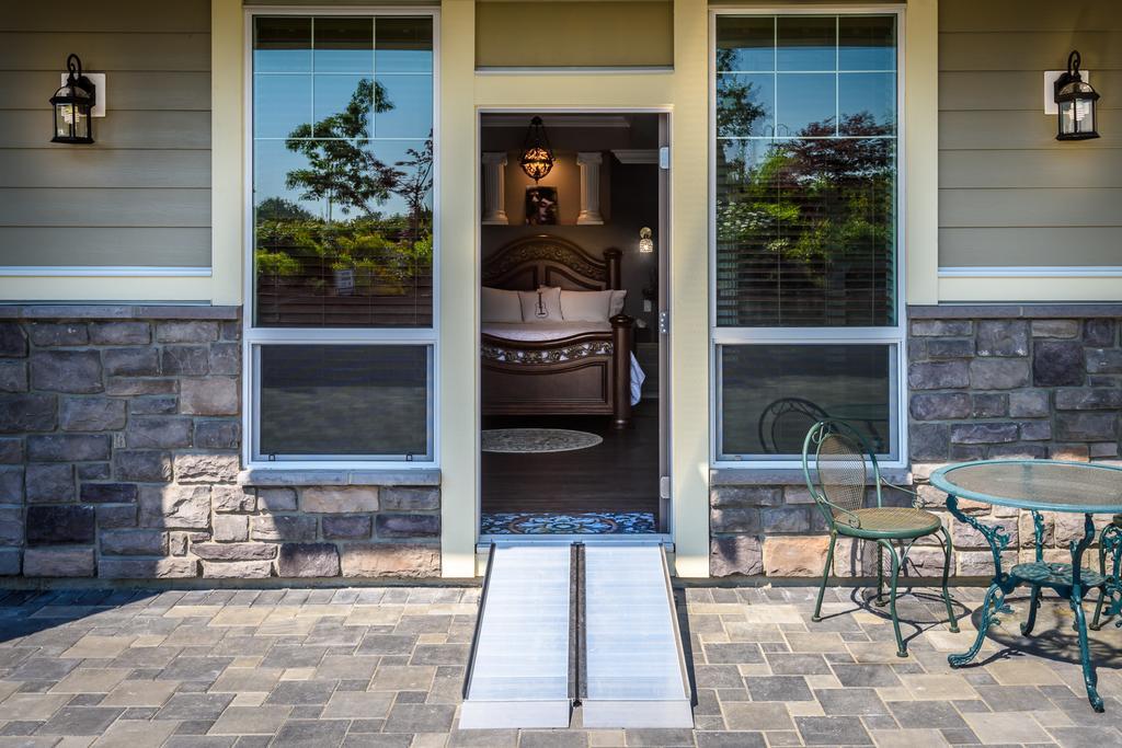 Brookside Inn Boutique Hotel Abbotsford Exterior photo